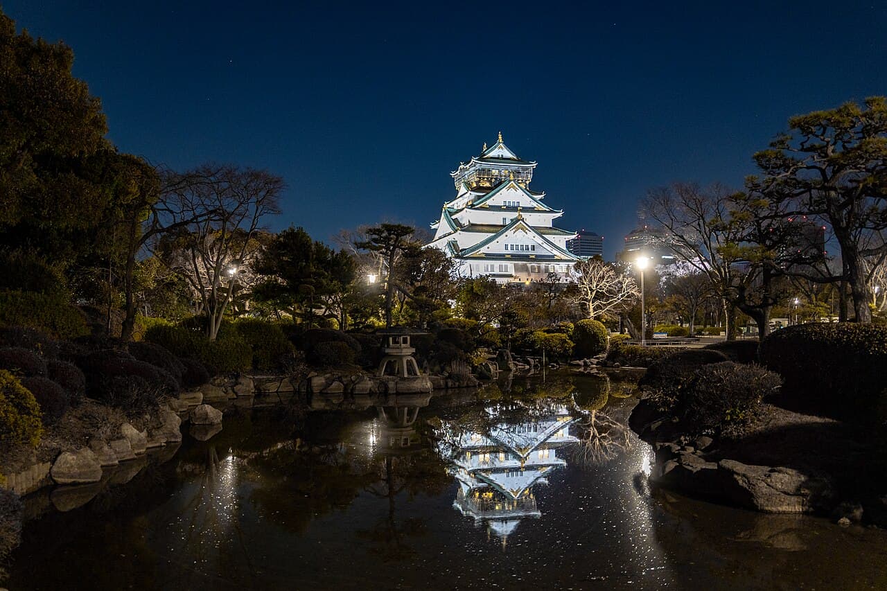Castillo de Osaka iluminado de noche
